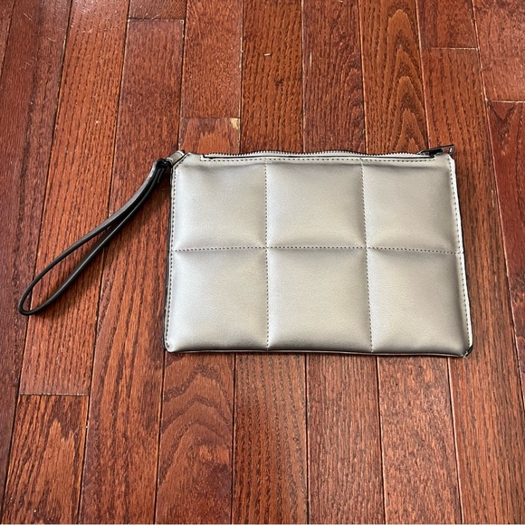 ❌ DONATED A new day champagne clutch / wristlet - Picture 9 of 9